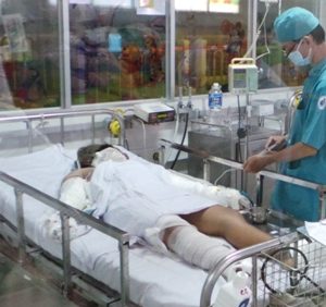 Cháu bé bán vé số bị mẹ thiêu sống: “Con muốn về với mẹ!”