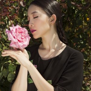 Linh Nga rực rỡ giữa vườn hoa hồng