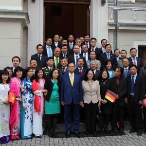 Thủ tướng Nguyễn Tấn Dũng tới thăm Đại sứ quán và đại diện cộng đồng người Việt Nam tại Đức.