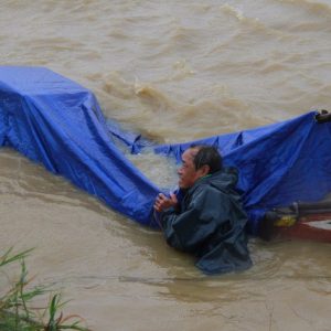 Hậu quả bão số 10. Hoàn lưu bão gây mưa lớn trên diện rộng ở các tỉnh duyên hải miền Trung Việt Nam.