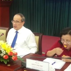 Ho Chi Minh City propaganda department chairwoman eats jackfruit at a press conference