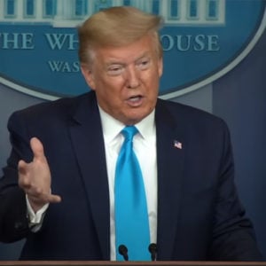 Tổng thống Trump bực tức khi bị rơi vào „chảo lửa“ buộc tội