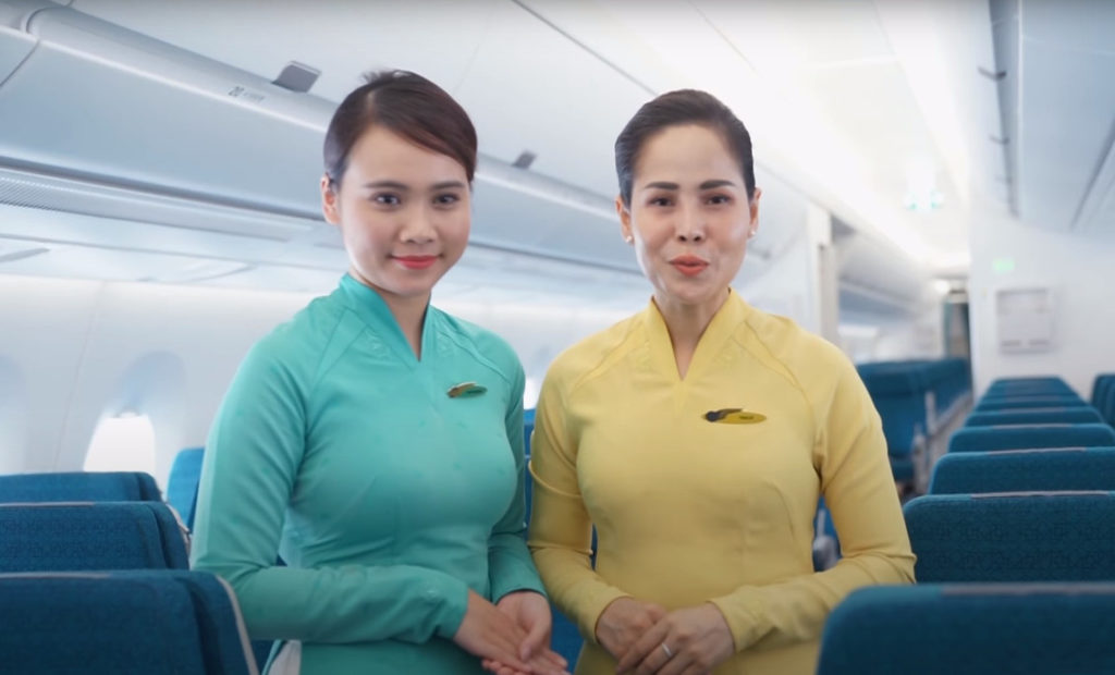 Tiếp viên hàng không Vietnam Airlines trên chiếc phi cơ Airbus A350-900 XWB trong lễ tiếp nhận chiếc chuyên cơ đầu tiên này tại Hà Nội hôm 2/7/2015.