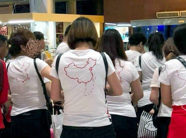 Nhóm khách du lịch Trung Quốc mặc áo thun có in hình "đường lưỡi bò" tại nơi làm thủ tục nhập cảnh ở sân bay Cam Ranh, Khánh Hoà. (Ảnh minh họa chụp trước đây)