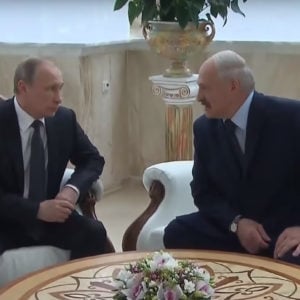 Belarus:  Lukachenko cố duy trì độc tài – Putin cam kết yểm trợ