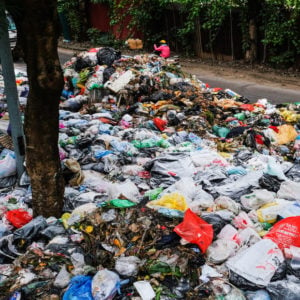 Ba Đình ngập trong “xú uế” – 10.000 tấn rác rác rải khắp thủ đô