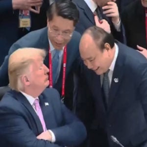 In tiền Việt đổi Đô la? – Trump phát hiện âm mưu gian trá từ Hà Nội