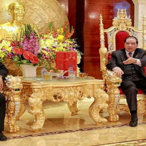 Đảng “mơ” liêm chính – Cán bộ nhận quà