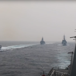 3 nước độc tài tập trận – nã tên lửa vào “tàu sân bay Mỹ”