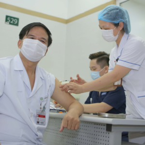 Senior economist Pham Chi Lan: Vietnam should prioritize Covid vaccination