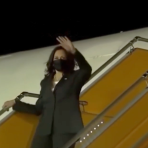 US Vice President arrives in Hanoi after flight was delayed due to “health problems”