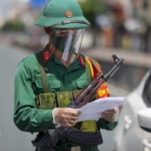 Thành Phố Hồ Chí Minh: Quân đội trang bị súng AK xuất hiện khắp nơi