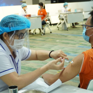 Vắc-xin ngừa COVID-19 của Trung Quốc: Việt Nam quan ngại, Singapore “cháy hàng”?