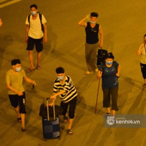 Hà Nội: Xót xa cảnh 30 công nhân xây dựng thất nghiệp, mò mẫm đi bộ hàng trăm km trong đêm rời Thủ đô về quê