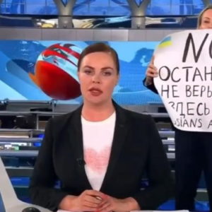 Nữ anh hùng chiếm giữ kênh truyền hình nhà nước Nga