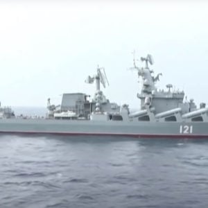 Ảnh từ vệ tinh cho thấy chiến hạm Moskva của Nga bị bốc cháy sau khi bị tấn công bởi tên lửa của Ukraine. Tất cả 510 thủy thủ đoàn bị mất tích