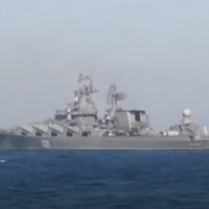 Những bức ảnh đầu tiên về soái hạm Moskva của Nga chìm trong biển lửa khi các thủy thủ bị xé xác trong cuộc tấn công tên lửa của Ukraine