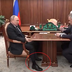 Hình ảnh Putin tức giận “nắm chặt bàn, cúi xuống và liên tục gõ chân” thúc đẩy tin đồn nhiễm bệnh Parkinson