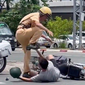 Using excessive force against citizens, are Vietnam’s traffic police also wrong?