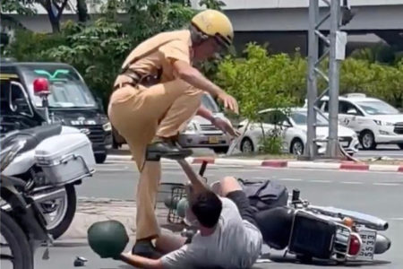 Using excessive force against citizens, are Vietnam’s traffic police also wrong?