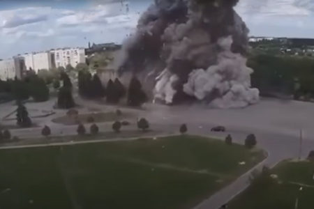 Khoảnh khắc kinh hoàng Nga cho nổ tung Cung Văn hóa của Ukraine bằng tên lửa khiến 7 người trong đó có trẻ em bị thương