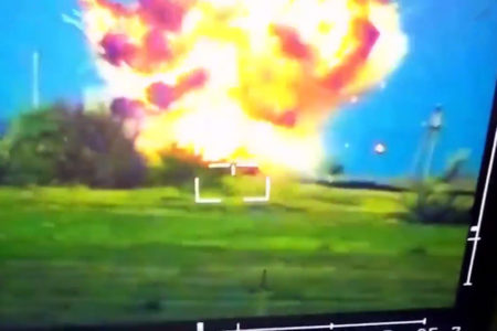 Đoạn video đáng kinh ngạc cho thấy khoảnh khắc quân đội Ukraine cho nổ bệ phóng “bom chân không” kinh hoàng của Nga