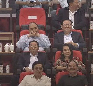 Comment on Vietnamese officials who watch football on stadium