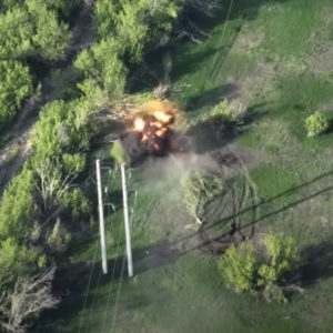 Khoảnh khắc ấn tượng: Xe tăng Z của Nga cán qua hai quả mìn và phát nổ thành ngọn lửa