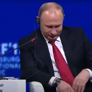 Putin “ốm yếu” đổ mồ hôi, sờ soạng và nhăn nhó khi tay và chân co giật trên sân khấu