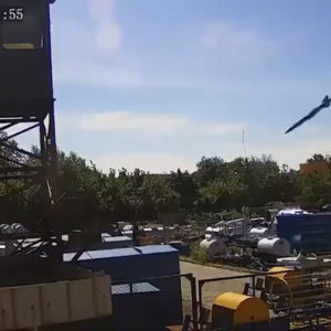 Khoảnh khắc kinh hoàng: Tên lửa Nga lọt vào camera quan sát ngay trước khi nó lao vào một trung tâm mua sắm ở Ukraine, giết chết ít nhất 20 người