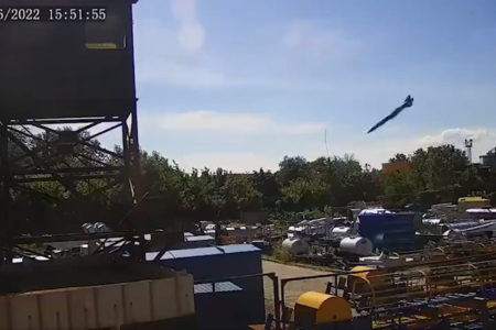 Khoảnh khắc kinh hoàng: Tên lửa Nga lọt vào camera quan sát ngay trước khi nó lao vào một trung tâm mua sắm ở Ukraine, giết chết ít nhất 20 người