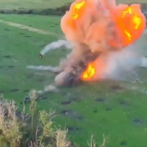 Khoảnh khắc đáng kinh ngạc: Xe tăng Nga bùng cháy trong quả cầu lửa còn tháp pháo tung lên không trung khi các đồng minh của Putin yêu cầu “trả thù”