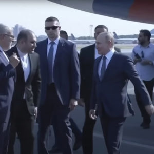 Putin ốm yếu tập tễnh trên thảm đỏ với cánh tay buông thõng bên cạnh khi đến Iran dự hội nghị thượng đỉnh chống phương Tây