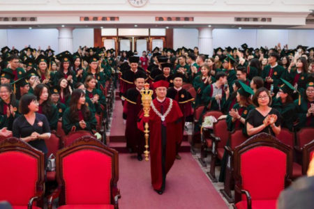 Hanoi National University requests the Rector of its Economics College to report on graduation ceremony attire