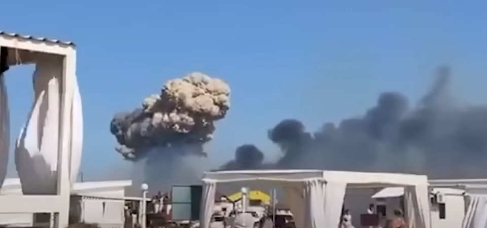 Đám mây hình nấm bùng phát tại căn cứ của Nga sau ‘cuộc tấn công tên lửa đầu tiên của Ukraine’ vào Crimea khiến du khách bỏ chạy khỏi bãi biển
