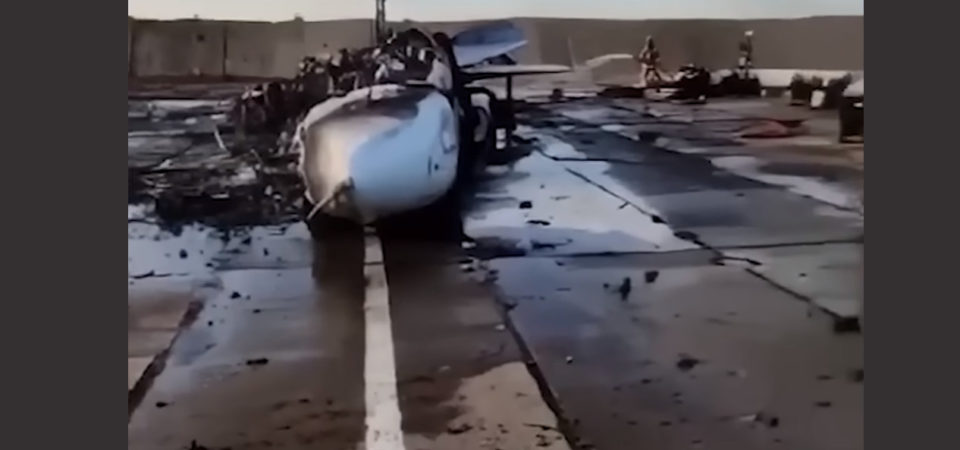 Máy bay chiến đấu Nga trị giá 19 triệu bảng bị phá hủy sau khi “Ukraine tấn công” vào Crimea – khi vụ nổ thứ hai làm bùng cháy kho dầu