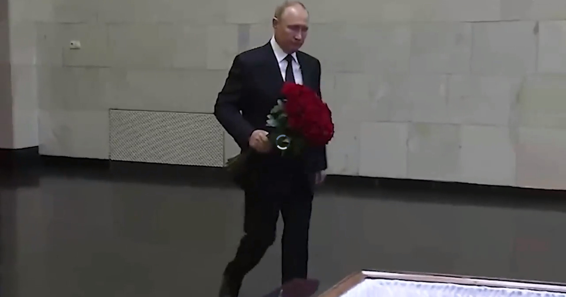 Putin bước đi lúng túng khi đặt hoa trên quan tài của Mikhail Gorbachev sau  khi từ chối dự lễ tang của nhà lãnh đạo Liên Xô cũ - Thời báo