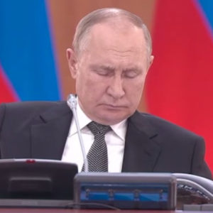 Vladimir Putin lười biếng dường như ngủ trong cuộc họp riêng của mình sau “phàn nàn về sự mệt mỏi”