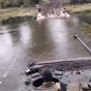 Ukraine gặt thắng lợi lớn khi xe tăng chiếm giữ con sông quan trọng khi quân đội Nga bỏ chạy