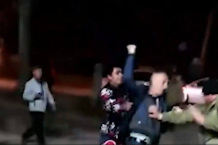 Lính nghĩa vụ say xỉn của Putin đánh lẫn nhau và chuyền vodka tròn khi họ bị đưa lên xe buýt trường học