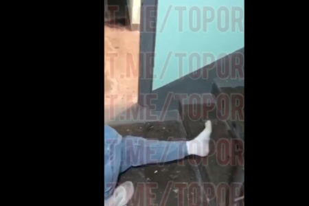 Khoảnh khắc đau thắt ruột Người đàn ông Nga “bẻ gãy” chân của một người bạn để đưa anh ta ra khỏi cuộc huy động chết chóc của Putin