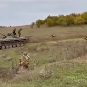 Lính Nga giương cờ trắng khi quân của Putin mất thêm lãnh thổ trong cuộc phản công của Ukraine