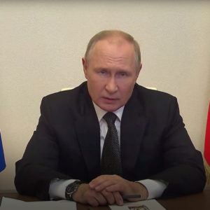 Vladimir Putin tuyên bố ‘thiết quân luật’ trong các khu vực bị sáp nhập khi ông nói với 60.000 người chạy khỏi Kherson bị chiếm đóng