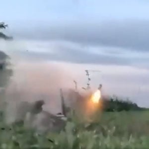 Các binh sĩ của Vladimir Putin bị một phen hú vía khi xe tăng Nga bị tiêu diệt bởi tên lửa Javelin của Mỹ