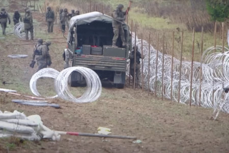 Ba Lan lắp đặt hàng rào dây thép gai dọc biên giới Nga sau vụ tấn công bằng tên lửa gây ra tình trạng khẩn cấp của NATO