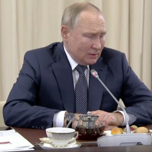 Khoảnh khắc ‘bệnh nặng’ Putin thở khò khè trong những ngày họp sau khi bị phát hiện bàn tay tím tái
