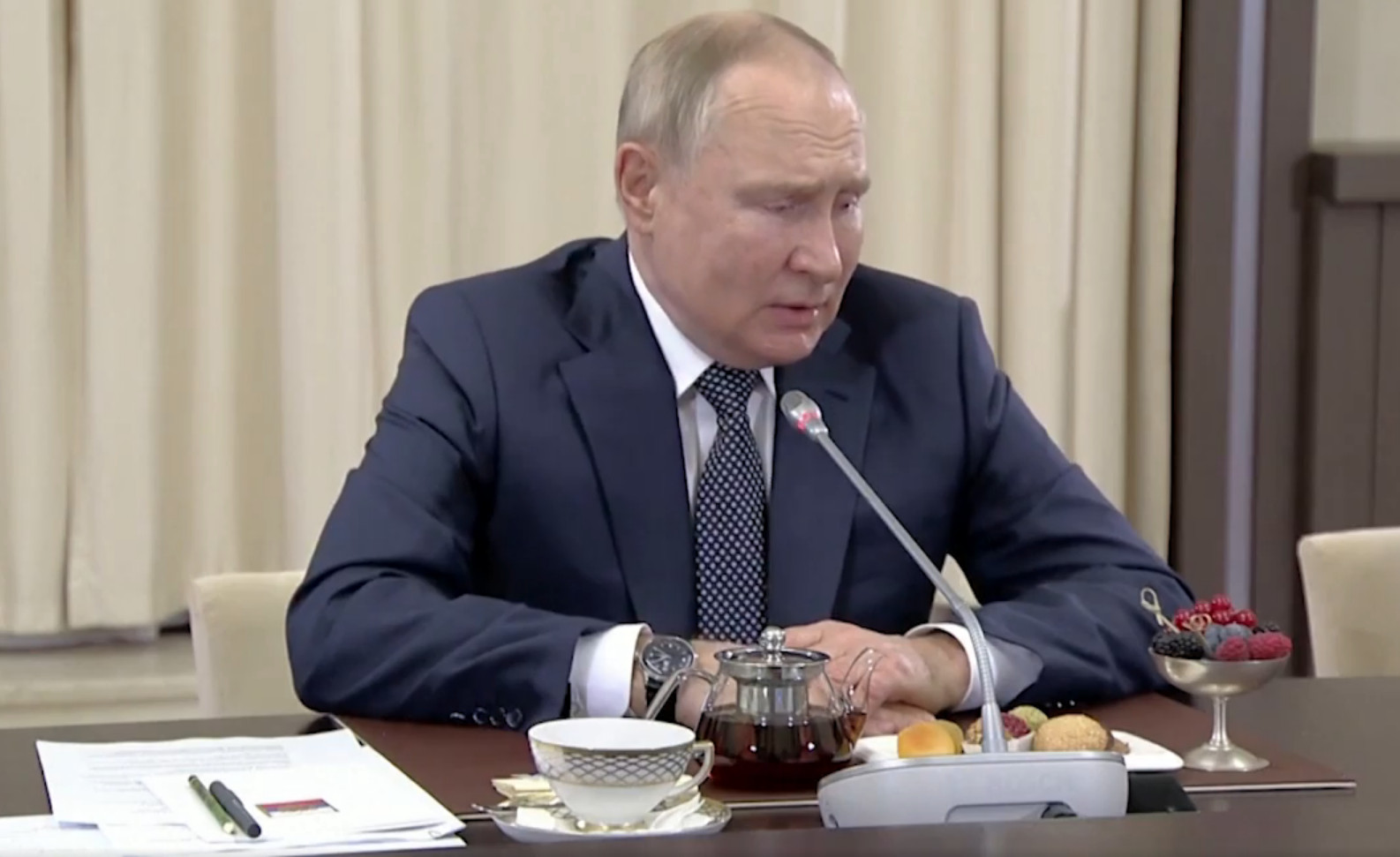 Khoảnh khắc 'bệnh nặng' Putin thở khò khè trong những ngày họp sau khi bị  phát hiện bàn tay tím tái - Thời báo