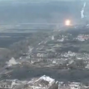 Cảnh quay bằng máy bay không người lái cho thấy xe tăng Ukraine đã thổi bay đối thủ Nga trong trận chiến bọc thép tàn khốc
