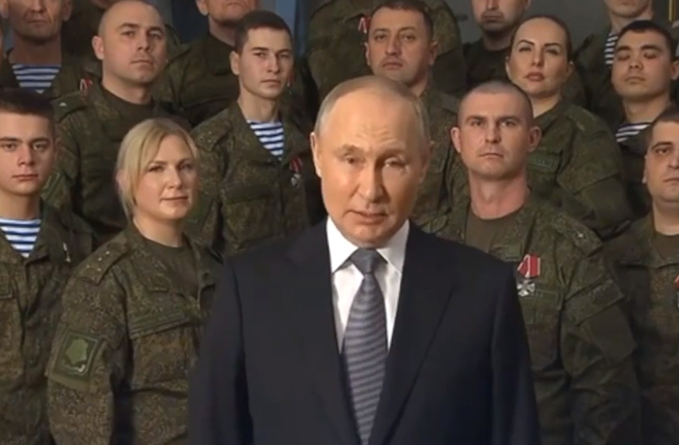 Putin đã bị buộc tội sử dụng 'diễn viên được trả tiền' sau khi một số gương mặt quen thuộc được phát hiện trong bài phát biểu năm mới của ông ta 
