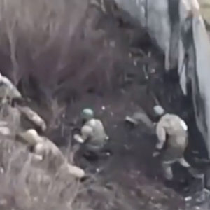 Khoảnh khắc kịch tính toàn bộ đơn vị quân sự tư nhân man rợ của Putin bị xoá sạch trong cuộc phục kích của Ukraine